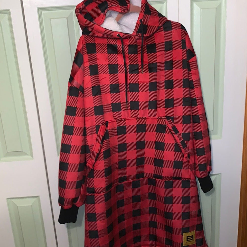 Like new Comfy wearable blanket. Perfect condition, Never worn, OS fits all